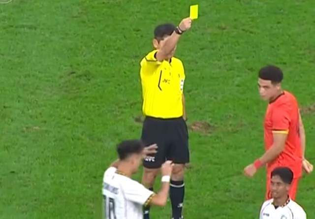 幸好没钱用VAR：中国队差点被罚下1人，对手几乎形成单刀！